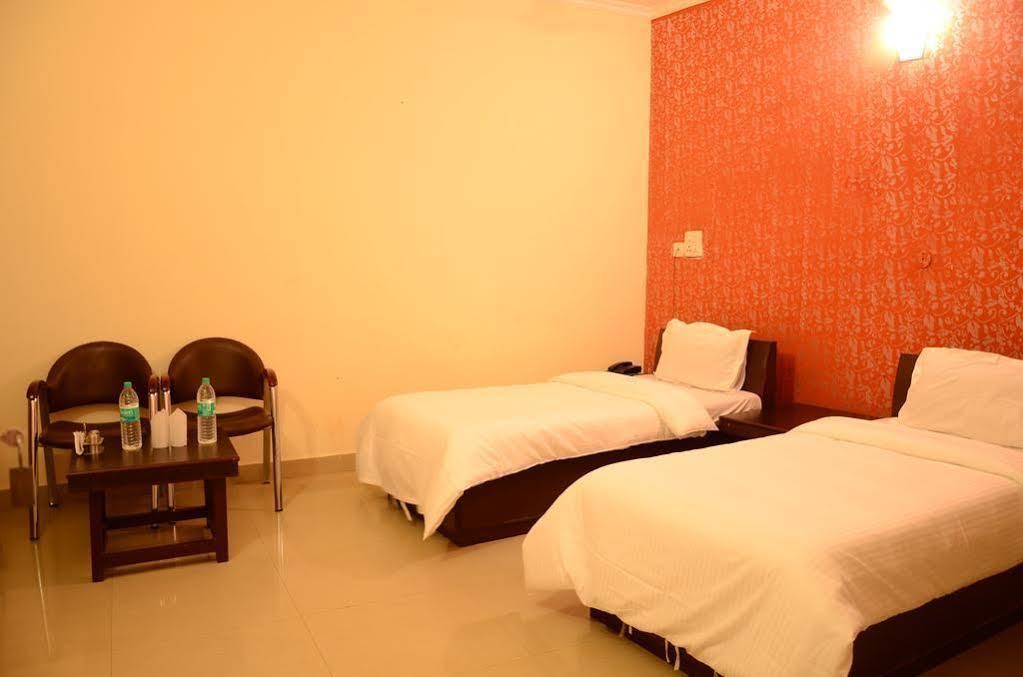 Hotel Le Princess @ Airport New Delhi Bagian luar foto